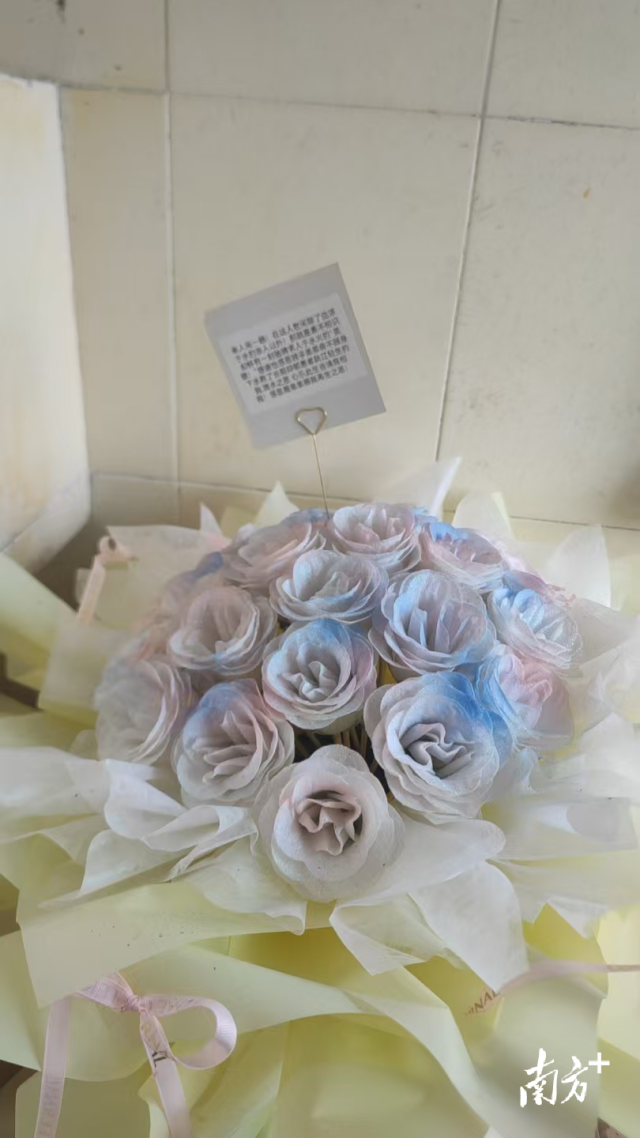 获救女子送了一束花给李梦君以表示感谢。