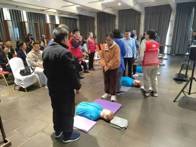 蓝态一直着力于AED急救项目的设备捐赠与培训 南方+ 项仙君 拍摄 蓝态一直着力于AED急救项目的设备捐赠与培训 南方+ 项仙君 拍摄