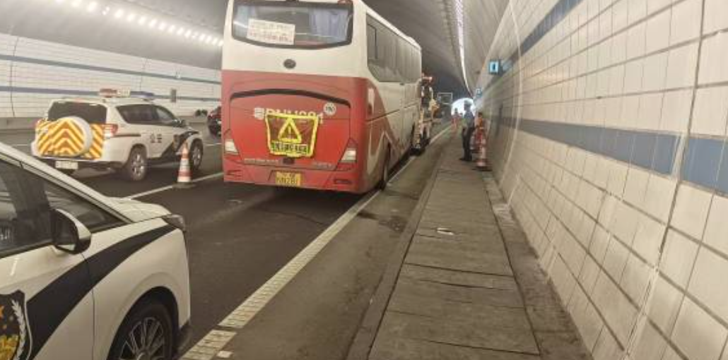 45名乘客被困隧道！深汕警方30